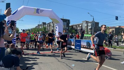 Харківський напівмарафон: спортсмени скидають маски на землю після старту Харківський напівмарафон: спортсмени скидають маски на землю після старту