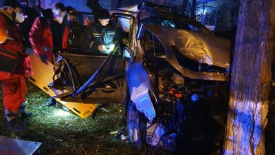 В Одесі водій автівки врізався у дерево, одну людину госпіталізували
