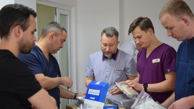 Інструменти для операцій: медики Черкас отримали допомогу від литовських колег