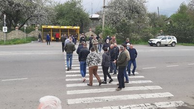 Вимагають ремонту. На Франківщині селяни перекрили автошлях Стрий-Мамалига Вимагають ремонту. На Франківщині селяни перекрили автошлях Стрий-Мамалига
