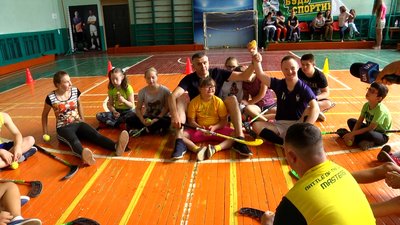 У Житомирі вперше створили команду з флорболу для дітей з cиндромом Дауна У Житомирі вперше створили команду з флорболу для дітей з cиндромом Дауна
