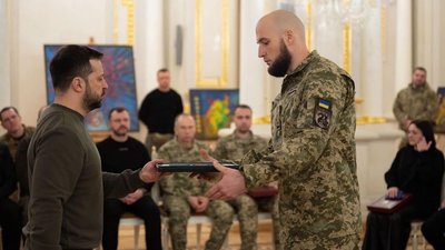 Президент Зеленський вручив відзнаку офіцеру миколаївської 36-ї бригади та передав орден батьку полеглого морпіха