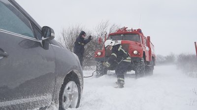 Вантажівки, автобуси та легкові автівки: як рятувальники звільняли зі снігових заметів