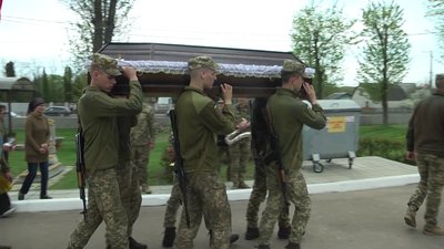 У Житомирі попрощалися з військовим 13 окремого десантно-штурмового батальйону Дмитром Надолинським У Житомирі попрощалися з військовим 13 окремого десантно-штурмового батальйону Дмитром Надолинським