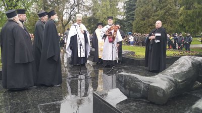 У Луцьку вшанували пам'ять за загиблими у Другій світовій війні У Луцьку вшанували пам'ять за загиблими у Другій світовій війні