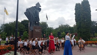 У Тернополі на шести локаціях одночасно виконували "Мелодію" Мирослава Скорика У Тернополі на шести локаціях одночасно виконували "Мелодію" Мирослава Скорика