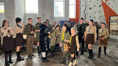 Пластуни несуть Вифлеємський вогонь миру Пластуни несуть Вифлеємський вогонь миру