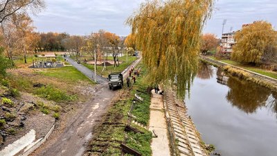 Ремонтують дитячу залізницю