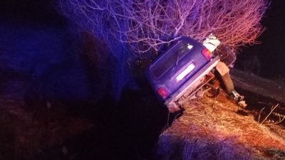 На Житомирщині автомобіль застряг між деревами над прірвою – водія визволяли рятувальники