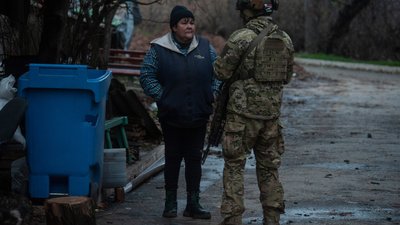 Попри постійні обстріли та відсутність газу, води світла та опалення у місті залишаються люди Попри постійні обстріли та відсутність газу, води світла та опалення у місті залишаються люди