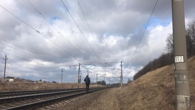 "Слухали музику". У Вінниці двоє підлітків потрапили під потяг, один з них загинув