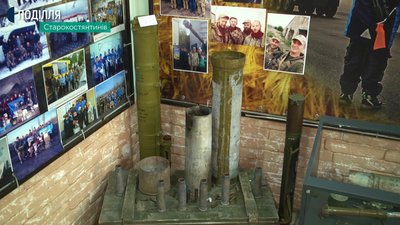У музеї Захисника України дві виставкових зали, які назвали кімнатами Пам'яті та Слави. Фото: Суспільне. Поділля. У музеї Захисника України дві виставкових зали, які назвали кімнатами Пам'яті та Слави. Фото: Суспільне. Поділля.