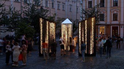 Колони з іменами полеглих військових