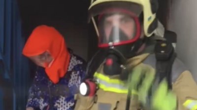 Евакуація мешканців з палаючого підʼїзду