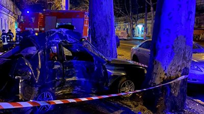 В Одесі автівка врізалася в дерево: водій загинув
