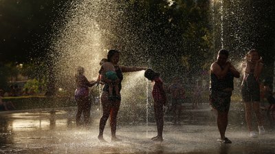Люди біля води в парку Мадрид-Ріо
