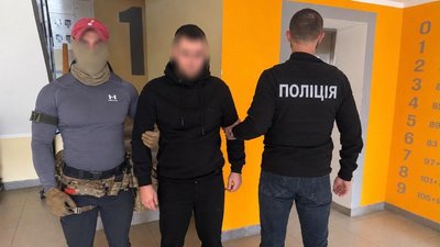 Правоохоронці під час затримання одного із підозрюваних
