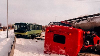 ДТП на Чернігівщині: водій бензовозу заснув за кермом й зіткнувся з маршруткою