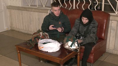 У Рівному волонтери виготовляють маскувальні нашоломники для військових У Рівному волонтери виготовляють маскувальні нашоломники для військових