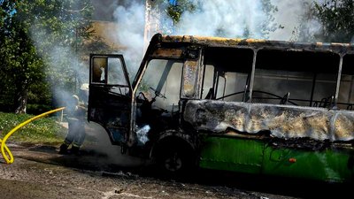 Рятувальник ДСНС гасить пожежу в автобусі