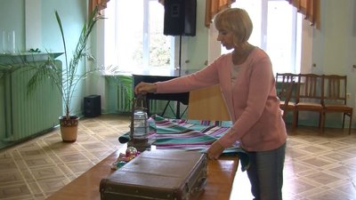 Валіза, авоська, дискові телефони: лучанка передала музею родинні старожитності Валіза, авоська, дискові телефони: лучанка передала музею родинні старожитності