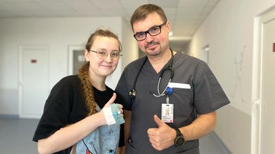 Андріана з лікарем у дитячій лікарні святого Миколая.