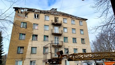 Пошкоджений ударом БпЛА РФ будинок на Донеччині Пошкоджений ударом БпЛА РФ будинок на Донеччині