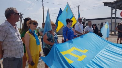 Автопробіг на адмінмежі: на Херсонщині розгорнули кримськотатарський прапор Автопробіг на адмінмежі: на Херсонщині розгорнули кримськотатарський прапор