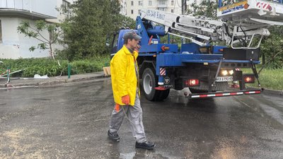 Комунальник у дворі на Салтівці, куди влучив російський БпЛА, 17 травня 2026 року