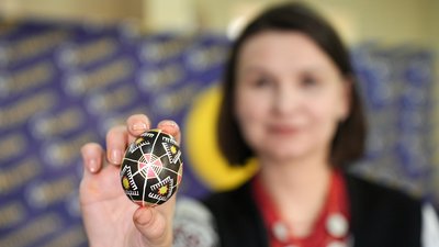 Злата Анацька показує писанку