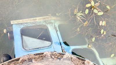 Трактор перекинувся у ставок на Рівненщині