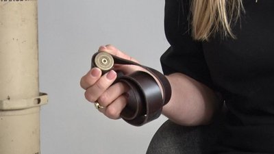 Сталева сотня: тернопільська волонтерка виготовляє прикраси з гільз