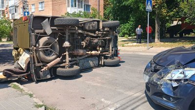 У Кропивницькому внаслідок аварії перекинувся фургон: що відомо