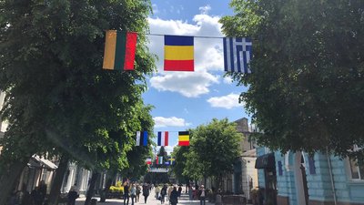 У День Європи у Житомирі на Михайлівській — світлини та прапори країн, які допомагають місту У День Європи у Житомирі на Михайлівській — світлини та прапори країн, які допомагають місту