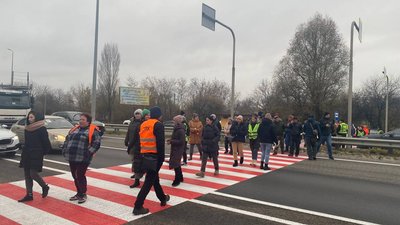 Батьки учнів Бузівського академічного ліцею перекривали Житомирську трасу: причина Батьки учнів Бузівського академічного ліцею перекривали Житомирську трасу: причина