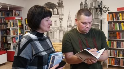 Письменник Андрій Кириченко підписує книжку тернополянці Ірині Скасків Письменник Андрій Кириченко підписує книжку тернополянці Ірині Скасків