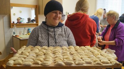 Переселенки разом з місцевими ліплять вареники. Фоторепортаж із Трускавця