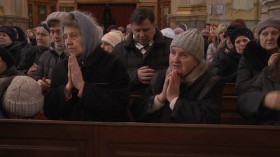 Люди моляться за мир і перемогу України в Архикатедральному Соборі Непорочного Зачаття Пресвятої Богородиці Люди моляться за мир і перемогу України в Архикатедральному Соборі Непорочного Зачаття Пресвятої Богородиці