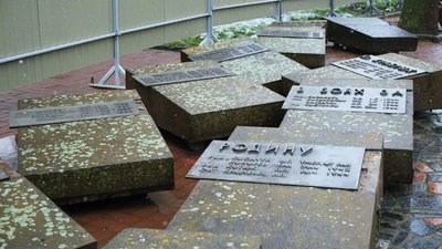 Демонтували гранітні плити й ексгумують останки: що відомо про розкопки у центрі Вінниці Демонтували гранітні плити й ексгумують останки: що відомо про розкопки у центрі Вінниці