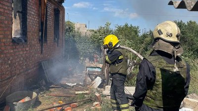 Рятувальники загасили шість пожеж, які сталися внаслідок обстрілів на Харківщині протягом 25 серпня
