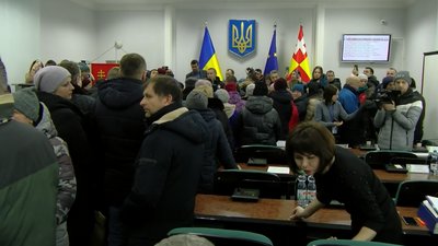 Секретаря Луцької міськради, після п'ятигодинного блокування у сесійній залі, відпустили Секретаря Луцької міськради, після п'ятигодинного блокування у сесійній залі, відпустили