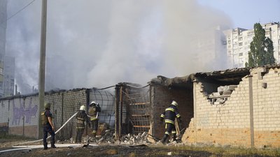 Армія РФ поцілила у гаражі в Харкові: спалахнула пожежа — фото наслідків