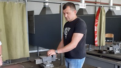 В училищі Івано-Франківська виготовляють душові для українських військових В училищі Івано-Франківська виготовляють душові для українських військових