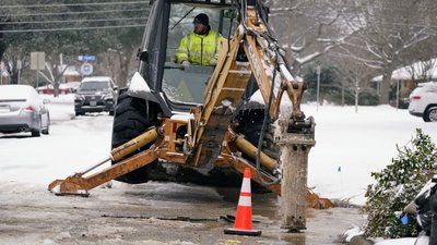 Муніципальні служби штату намагаються відремонтувати водогін. Річардсон, Техас, 17 лютого 2021 року.