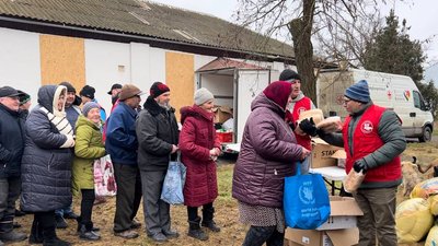 Наше постраждале село: жителі Шевченкового отримали гуманітарну допомогу