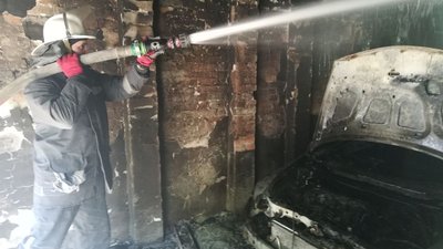 Зачинився зсередини: у Харкові горів гараж, власника ушпиталили