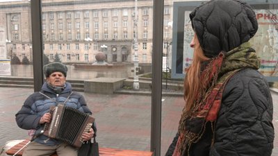 На вулицях Черкас грає 80-річний баяніст На вулицях Черкас грає 80-річний баяніст