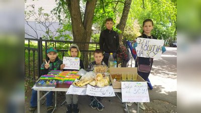 Продають смаколики та квіти: вінницькі школярі збирають гроші для ЗСУ