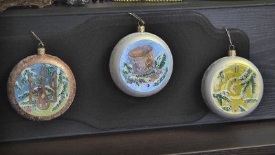 На Волині художник-переселенець розмальовує новорічні іграшки, щоб допомогти ЗСУ