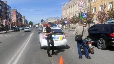 На Хмельниччині водій мопеда в'їхав в поліцейську автівку